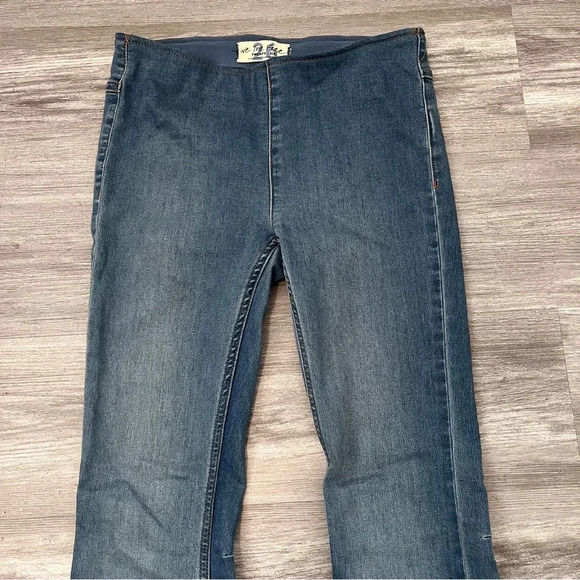 Free People Penny Pull-On Dark Wash Blue Mid Rise Flare Jeans Women’s Size 26 - Picture 4 of 12